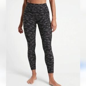Athleta Salutation Stash Pocket II Printed 7/8 Tight Black Camo XS
